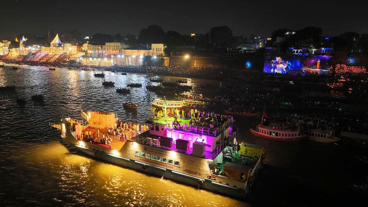 myogiadityanath's tweet image. &apos;नए उत्तर प्रदेश की नई काशी&apos; के शिल्पकार आदरणीय प्रधानमंत्री श्री @narendramodi जी के मार्गदर्शन में &apos;देव दीपावली&apos; के पावन अवसर पर आस्था, विश्वास और विकास की असंख्य दीप शिखाओं से रोशन बाबा विश्वनाथ की नगरी...