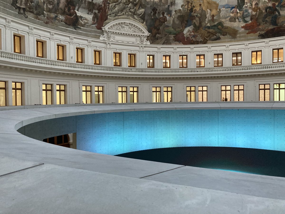 helene_vans's tweet photo. Fondation Pinault aujourd’hui https://t.co/qvUfd7jILX
