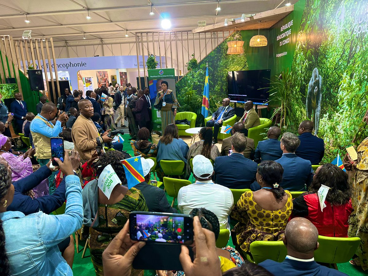 Evebazaiba's tweet photo. #COP27: Le Premier Ministre @LukondeSama,Représentant du Chef de l’Etat s’est entretenu avec la délégation congolaise qui prend part à la @COP27P au pavillon de la RDC. Moment de communion autour de la defense de la position du pays face aux enjeux du climat. https://t.co/vsymXsj3MZ