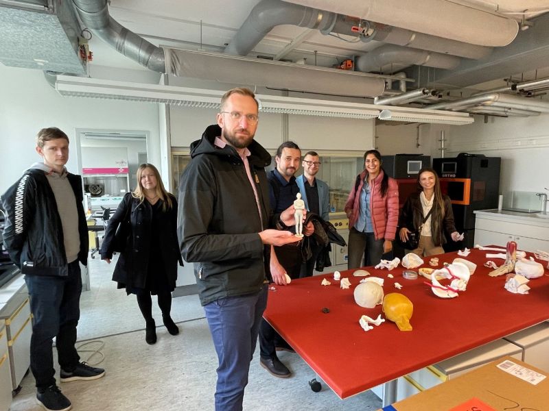 AOFoundation's tweet image. The partnership between ARI and #BBCE continues! 

Recently they visited the Oral and Cranio-Maxillofacial Surgery department of the @UniSpitalBasel and the 3D Print Lab. 

Learn more ➡️ fal.cn/3toCP