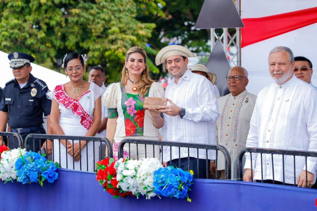 La Alcalde <a href="/AlcaldesaPaulaG/">Paula Maria González</a> hizo entrega de una artesanía confeccionada por Piedra de Jabón, originaria de la comunidad de Membrillo, área Norte de Penonomé.