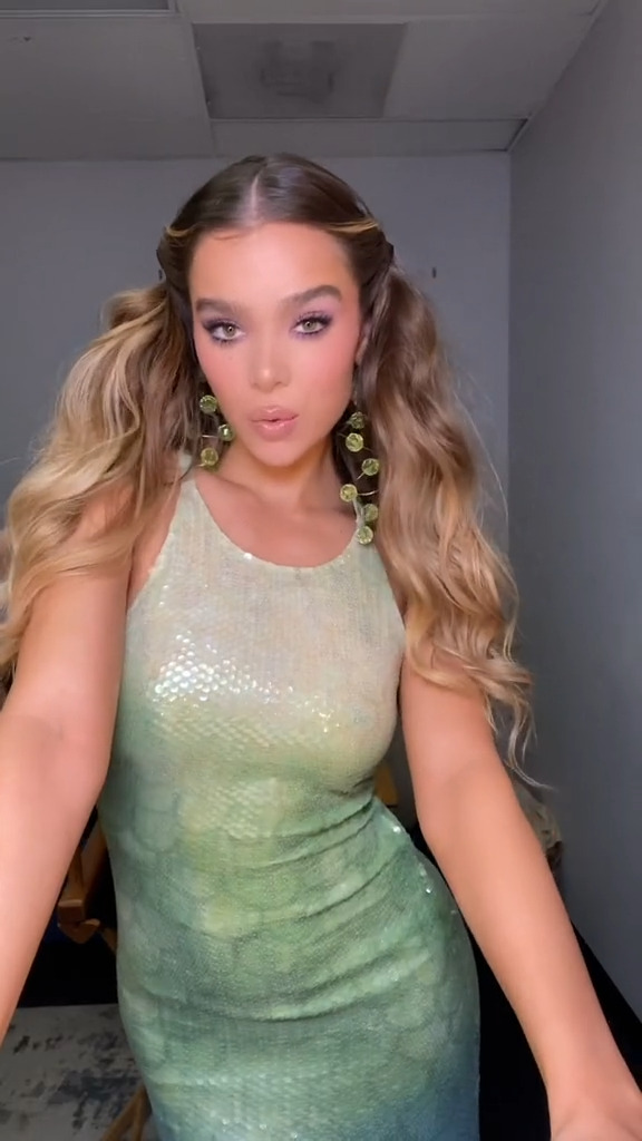 Hailee Steinfeld Boobtastic, Curvalicious, And Insanely Drool-Inducing ...