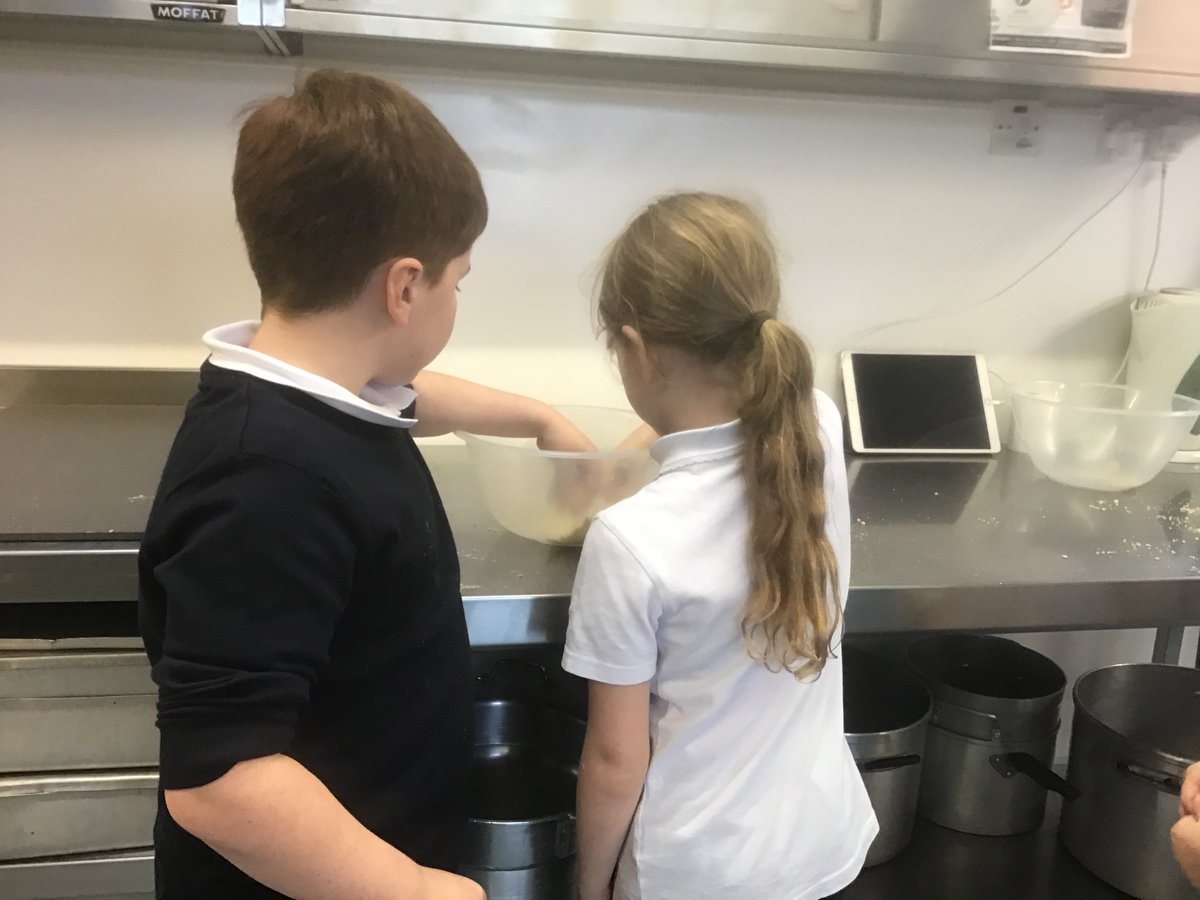 easterside_a's tweet photo. Children getting busy with our cook tonight in cookery club. #EastersideEnrichment #EastersideScience #EastersideMaths https://t.co/26CGWLPaoA