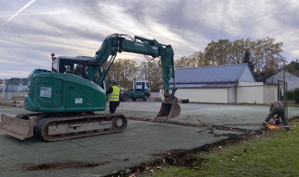 𝟎𝟕.𝟏𝟏.𝟐𝟎𝟐𝟐  🚧👷 𝐖𝐨𝐫𝐤 𝐛𝐞𝐠𝐢𝐧𝐬 𝐳𝐨𝐧𝐞...

Aujourd'hui a débuté le chantier des travaux préparatoires à la 4ème tribune avec l'implantation des deux futurs écrans géants et la création d'une nouvelle aire pour les cars régie.

#WEARECAB