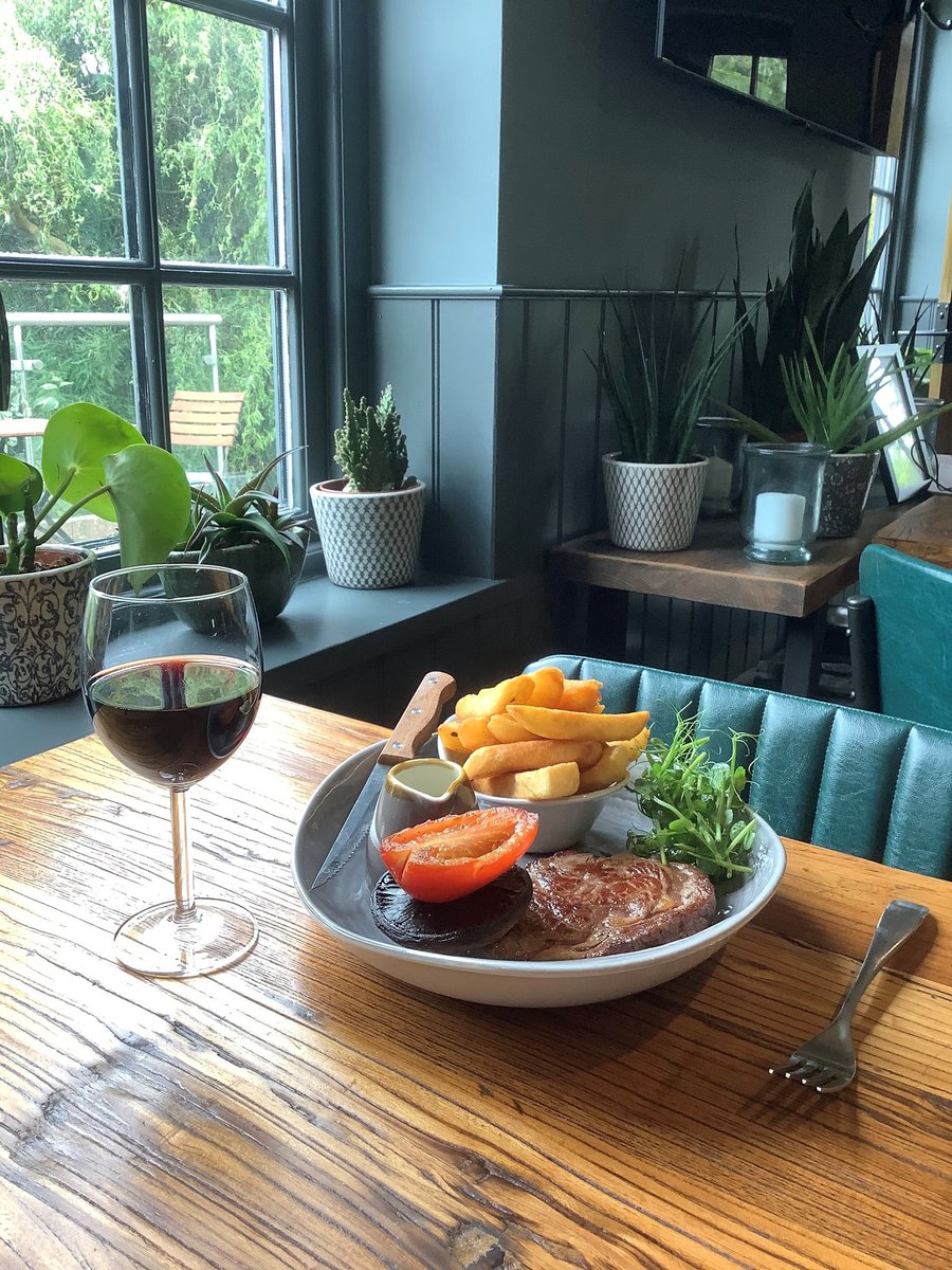 Lock_Keepers's tweet image. Wednesday's special offer is steak day 😋 Two steaks and a bottle of wine to share - £45 for sirloin, £50 for ribeye 🍽