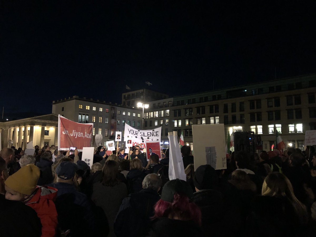 350 Jurist*innen protestieren am Brandenburger Tor gegen das iranische Regime.
#JinJiyan