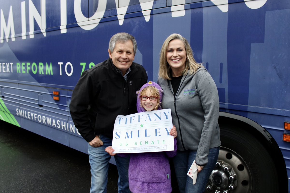 TiffanyMSmiley's tweet photo. 🚌BUS TOUR UPDATE🚌
It’s Day 14 on the “New Mom In Town” bus tour, which means TOMORROW IS ELECTION DAY!!
We just left our first stop of the day in Allyn, where I was joined by Senator @SteveDaines to remind every Washington voter to RETURN YOUR BALLOT & #VoteSmiley! https://t.co/9ldLRSCQQi