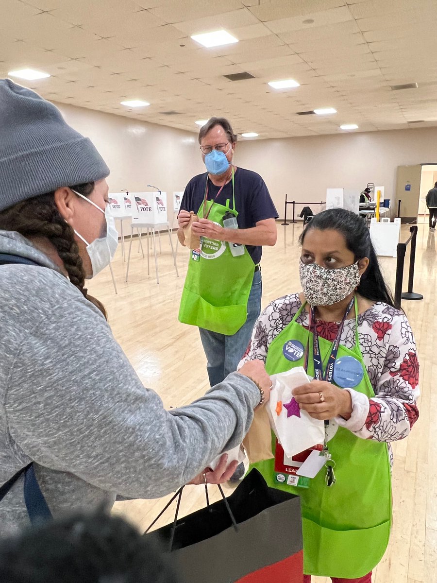 SJSUvotes's tweet image. Thank you to the election workers who protect democracy! We also brought candy and thank you notes to the election workers at the vote center on campus for #ElectionHeroDay! #sjsuvotes @sccvote @sjsu