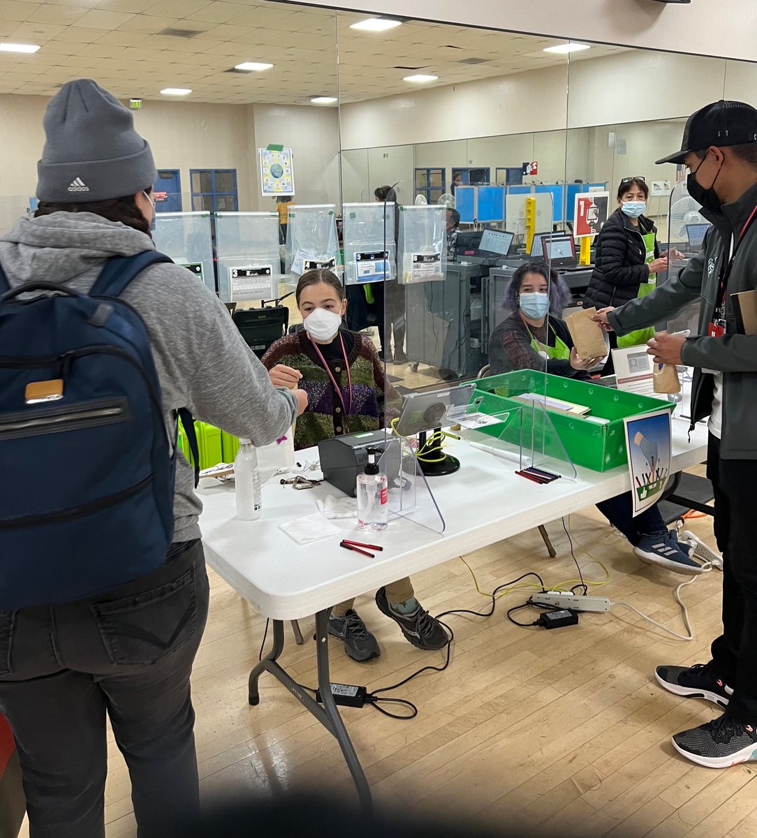 SJSUvotes's tweet image. Thank you to the election workers who protect democracy! We also brought candy and thank you notes to the election workers at the vote center on campus for #ElectionHeroDay! #sjsuvotes @sccvote @sjsu