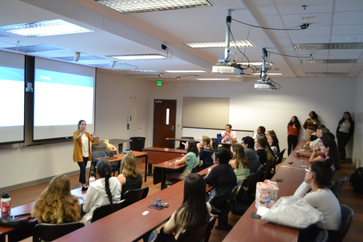 Last week, Dr.@KirstenAFreeman, an assistant professor in the division of cardiovascular surgery, spoke to @UF students at a @MediGators event. When it came time to sign up for the cardiac surgery session, just under 100 students put down their names.🩺🫀
