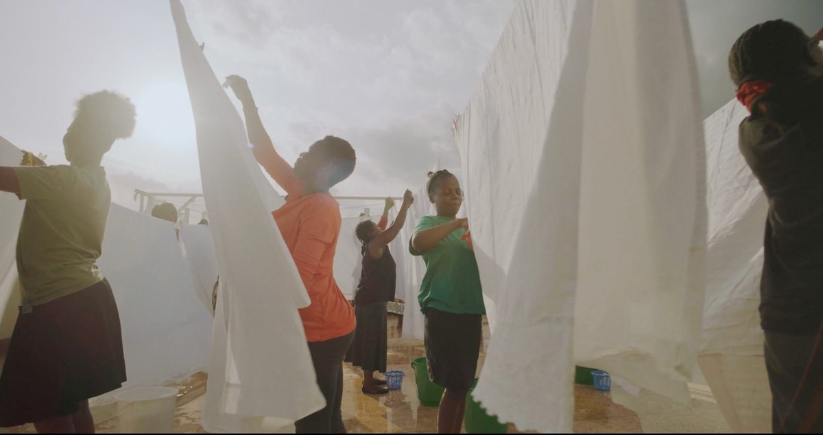 AiMfilmfest's tweet photo. #InCompetition   

"Jua Kali" (HOT SUN) Dir. by Joash Omondi 🇰🇪🎥

Diana and her colleagues skillfully perform their cleaning duties against the backdrop of their privileged Nairobi clients. But the work is also taking a toll on her body.

https://t.co/U22fauQznX

#AiMFilmFest https://t.co/KhNtxL0LxY