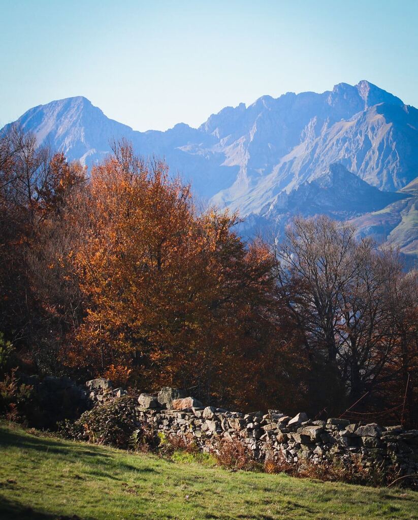 Estorbin's tweet photo. Ayer la ruta fue de lo más agradecida, tiempo estupendo, paseo fácil y unas vistas de lujo entorno a los valles del Huerta y de Pajares. Una circular desde Llanos de Somerón para repetir #Asturias #Lena #asturias_ig #asturiasparaisonatural https://t.co/7TwGCr9Bzt