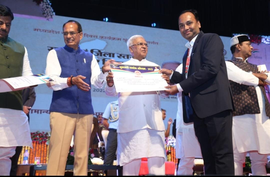 मान.<a href="/GovernorMP/">Governor of Madhya Pradesh</a> श्री मंगुभाई पटेल &amp; मुख्यमंत्री श्री <a href="/ChouhanShivraj/">Shivraj Singh Chouhan</a> ने #मध्यप्रदेश_स्थापना_दिवस  के अवसर पर जिला प्रबंधक लोक सेवा भोपाल श्री प्रसून सोनी को सी एम #जनसेवा अभियान के क्रियान्वयन में उत्कृष्ट कार्य के लिये सम्मानित किया।बधाई💐 #JansamparkMP <a href="/CollectorBhopal/">Collector Bhopal</a>