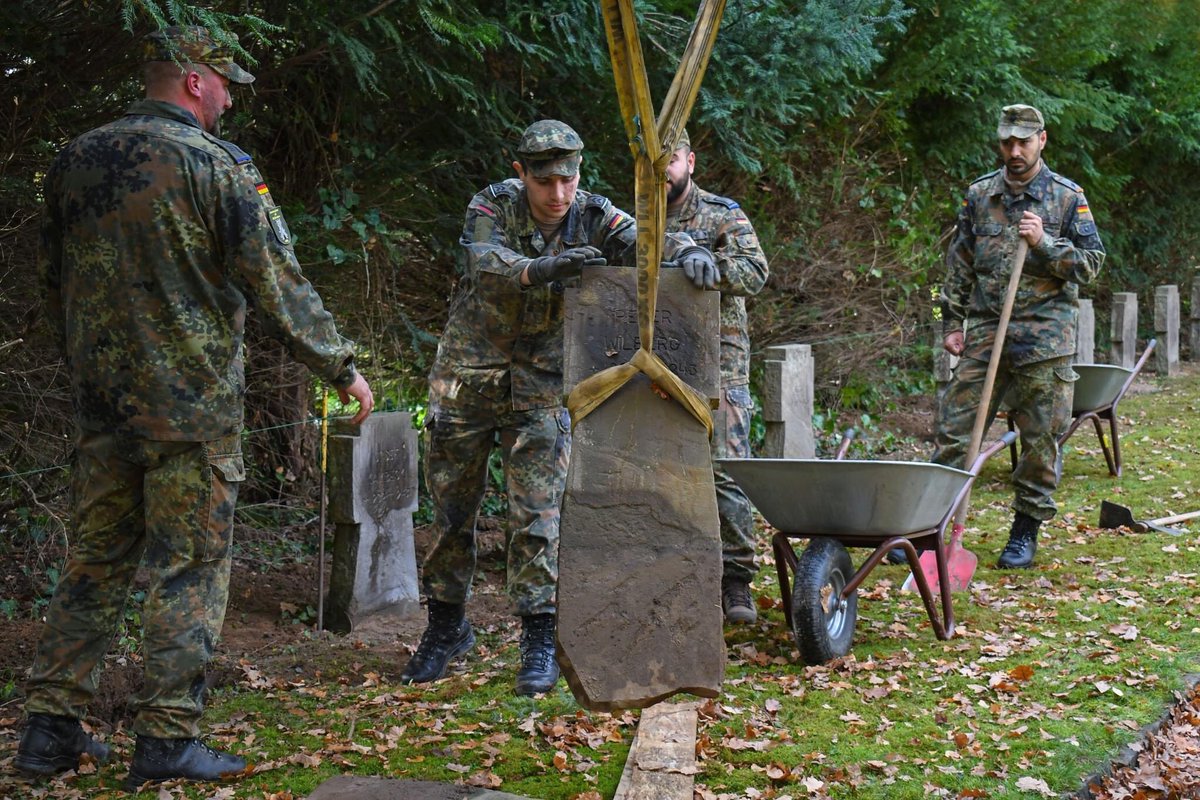 Ich bin den Mitgliedern des Kommandos Streitkräftebasis sehr dankbar für diese wichtige Aktion, die Gräber und Gedenksteine sind wieder gut zu erkennen - wir gedenken der Toten und die Gräber mahnen uns, für Frieden und Freiheit einzutreten. Infos: bonn.de/pressemitteilu… #bonn