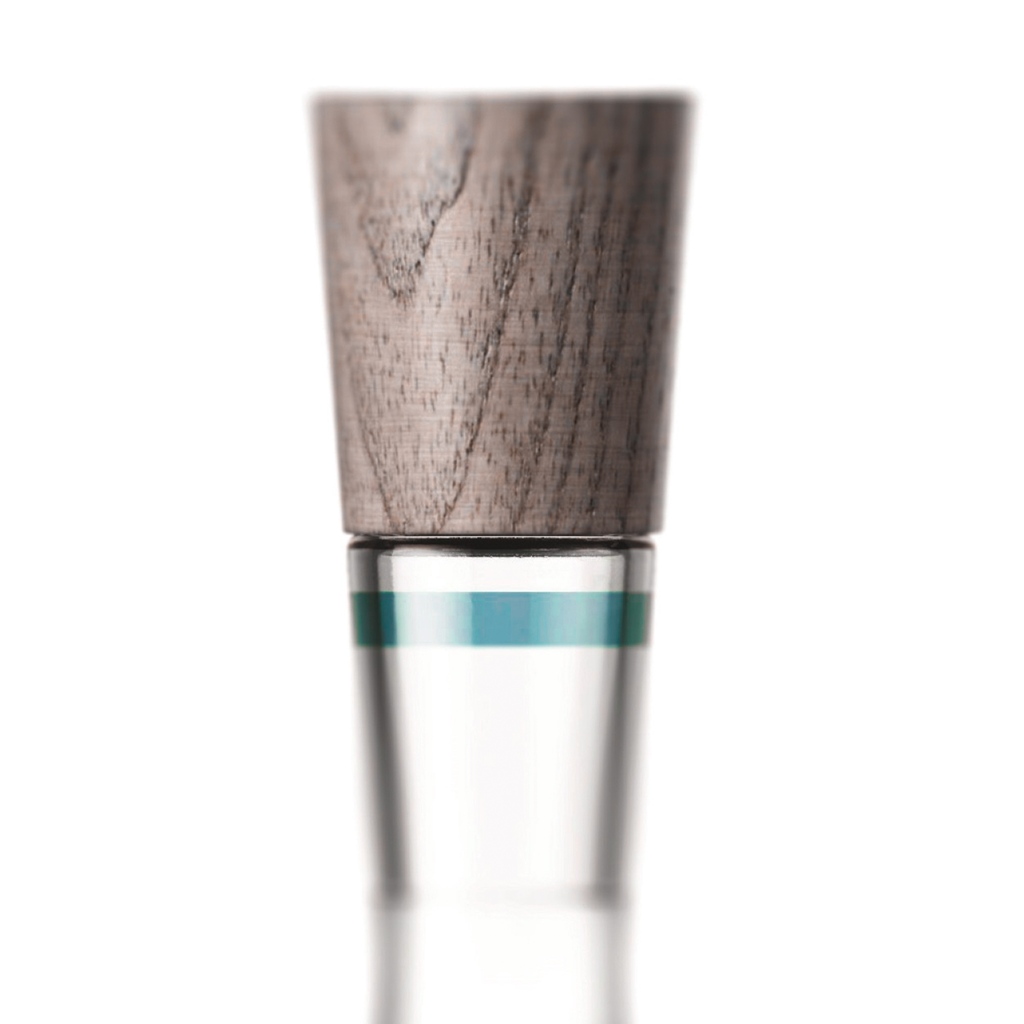 It's in the details. #carbonnegative Svalbarði's extra-flint glass bottle and #sustainable wood cap from <a href="/pujolasos/">Pujolasos</a> grab the eye and invite you to hold and examine this unique packaging that reflects the rarity of arctic iceberg water
#naturalwater #glassbottle #savethearctic