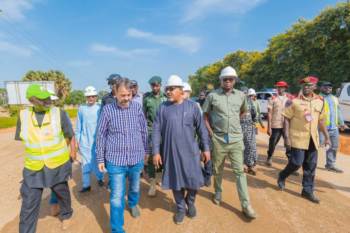 hon_umarelyakub's tweet photo. During the inspection of the ongoing rehabilitation of the Zaria - Funtua - Gusau - Sokoto - Birnin Kebbi Road. https://t.co/iocokqqIRR
