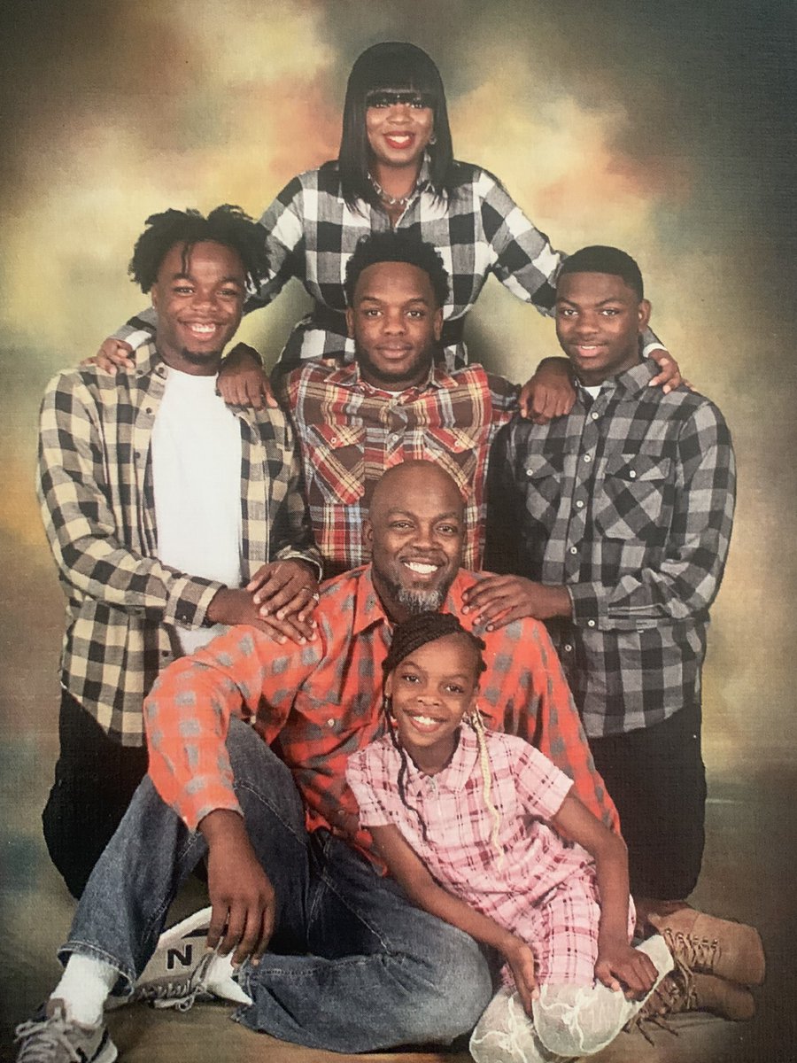 IamLegendDFS's tweet photo. La Familia, Iβll ride with this crew anywhere!!! #SmithLegacy https://t.co/MgTo1pmVza