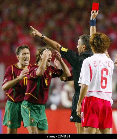 nicolas_vilas's tweet photo. Premier épisode de JOGA! le podcast  sur le foot portugais.
On replonge 20 ans en arrière. 
2002. Le 🇵🇹 retrouve le Mondial. C'est (déjà) en Asie. Et c'est très (trop) riche en rebondissements.
https://t.co/GDbtds4LNa https://t.co/OOd6BMTV7A