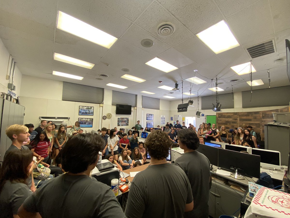 RedwoodFBLA_'s tweet photo. It was amazing to see so many familiar as well as new faces at our last meeting! The “Buddy” activity was great. We were able to allow our returning FBLA members to connect with a new member! They were able to help the get ready for comp. season! #JoinTheTradition https://t.co/XolNr7vKj6