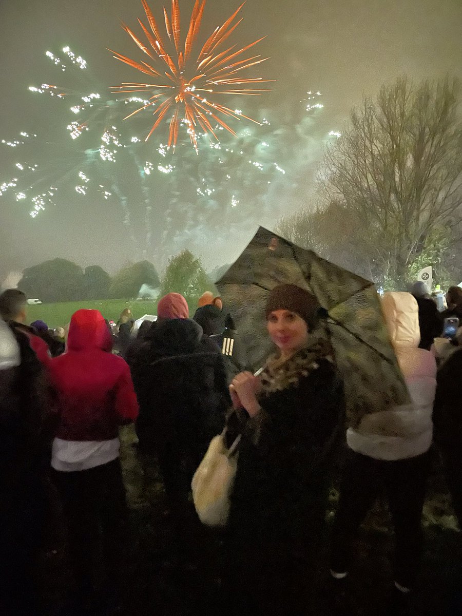 CharBar_tweets's tweet photo. Looking like Mary Poppins at a fireworks display. https://t.co/GmujzH49uk
