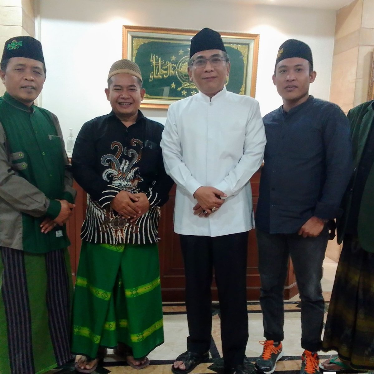 Mari Sahabat2 seluruh Banom NU dn sluruh keluarga besar NU se Indonesia kita rapatkan Barisan.
Saat ini martabat NU sudah di injak2 oleh org yg bernama Faizal Assegaf.  Beliau yg di sebelah sy  adalah ketua Umum kita Gus Yahya, beliau telah di injak2 oleh si dungu Faisal Assegaf.