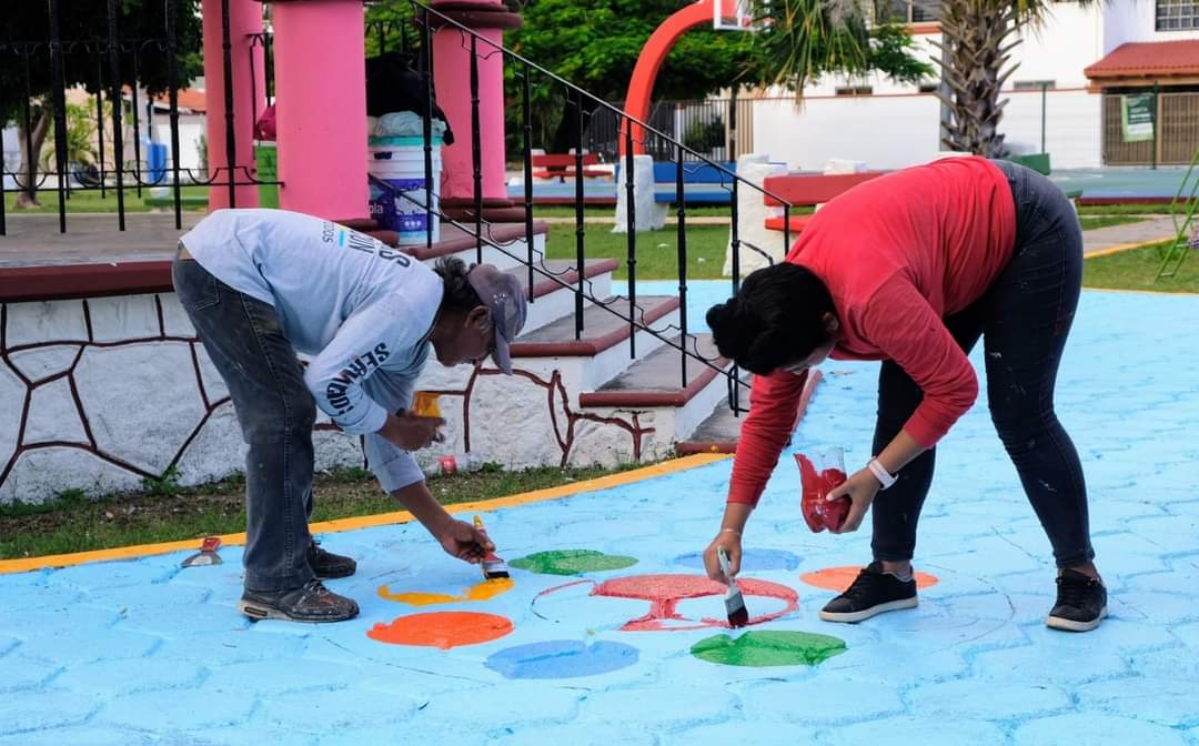 ServPublicosBj's tweet photo. Así luce 😍 el parque central de la 📍 #SM31, después de los trabajos de pintura de juegos didácticos que realizaron las #BrigadasPorCancún.
¡Recuerda que es trabajo de todos 🤝🏻 cuidar de estos espacios públicos!
#CancúnNosUne https://t.co/rVhcdhnRHJ