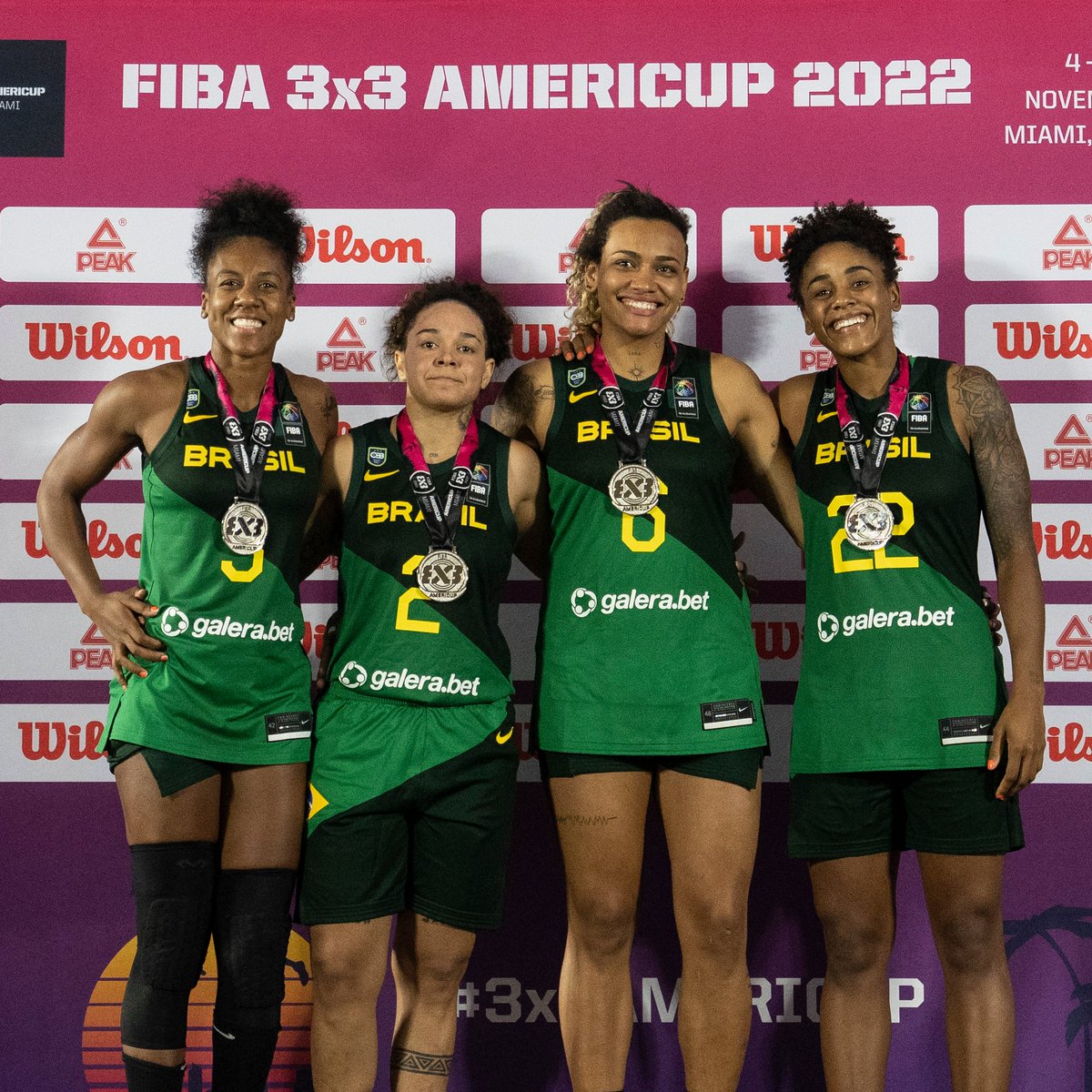 FIBA3x3's tweet photo. 🏆Introducing your #3x3AmeriCup 2022 women's podium 

🥇🇨🇦 @CanBball 
🥈🇧🇷 @basquetebrasil 
🥉🇺🇸 @usab3x3 

⭐Team of the tournament: 🇨🇦 @Plouffey_15  (MVP), Vitoria Marcelino 🇧🇷 &amp; Camille Zimmerman 🇺🇸 https://t.co/dA9pChLElN
