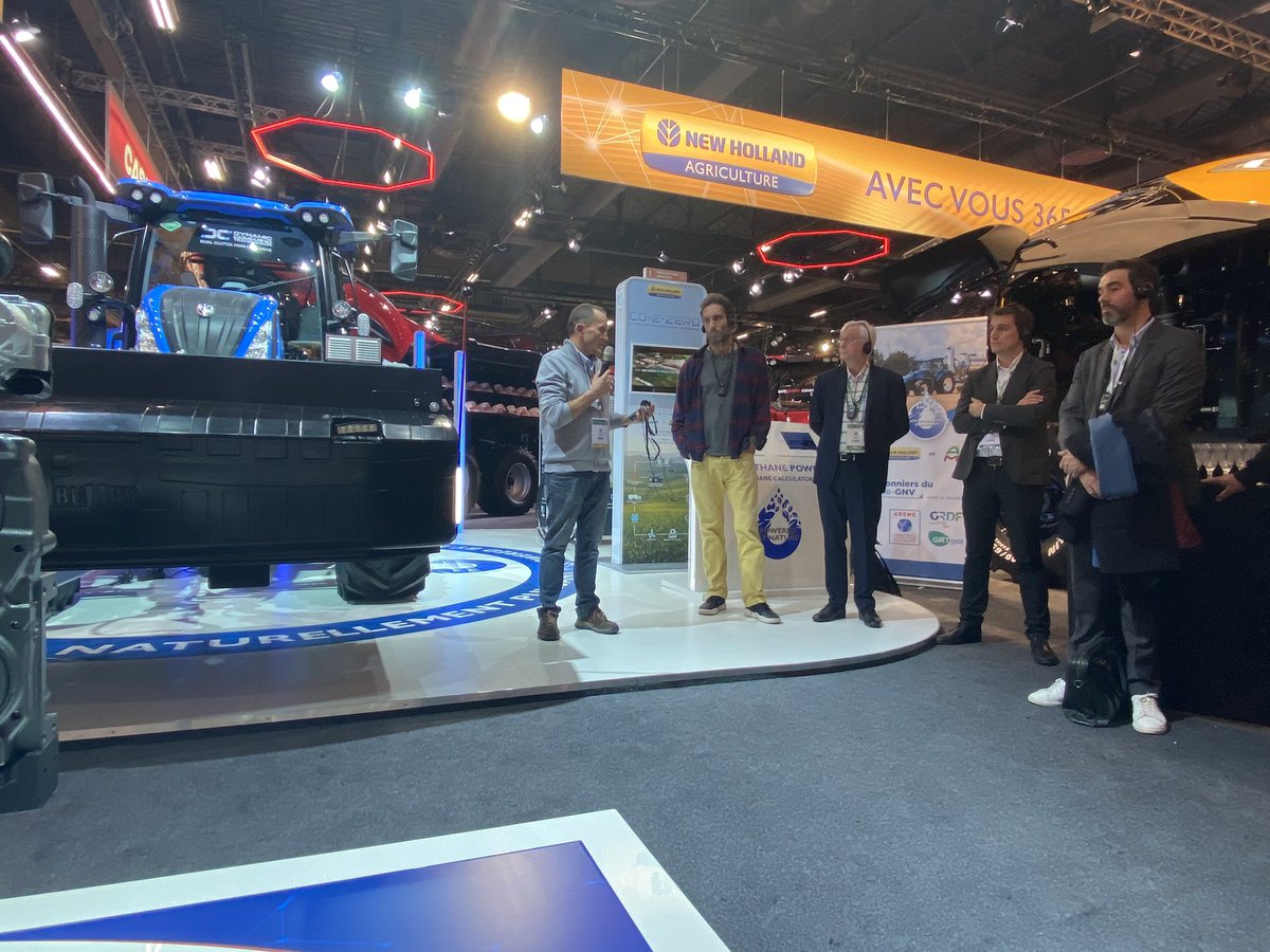 AAMF_Agris's tweet photo. Merci à @NewHollandAG d’accueillir sur son stand au @sima_paris le lancement du projet « Mon tracteur roule au Biogaz de ferme » et de participer à cette aventure avec @grdf @GRTgaz @ademe et @CUMAFrance https://t.co/7nmRUWLDfb