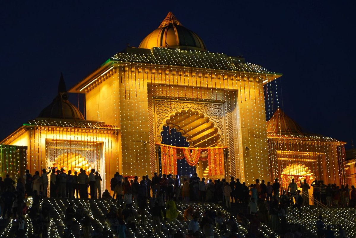 Kashi Vishwanath Dwar's Greatness!

The gate of Kashi Vishwanath is adorned with beautiful lights making the spectacle a showstopper.
The sight is worth a million heartbeats together!
#KashiKiDevDeepawali #DevDeepawali2022 #Kashi #देवदीपावली #काशी #वाराणसी