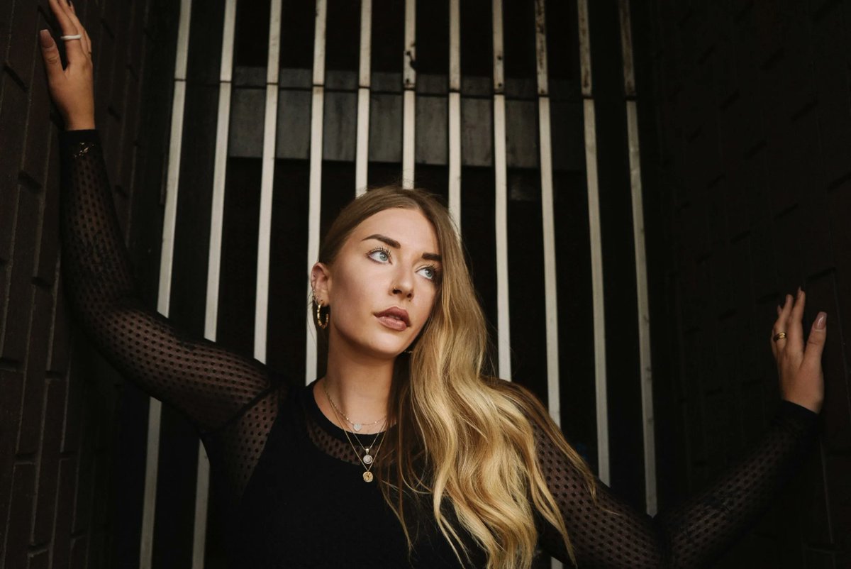 'Pull Me Down' is an empowering new pop-rock banger from <a href="/aritahanmusic/">ARI TAHAN</a> bit.ly/3WJzOv1