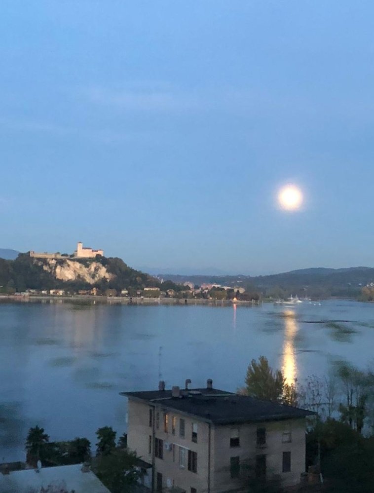 Framiriam1's tweet photo. @Sonosoloparole5 @Flosta5 Eccola stasera.
#guardacheluna https://t.co/1wg4r7l0Lz