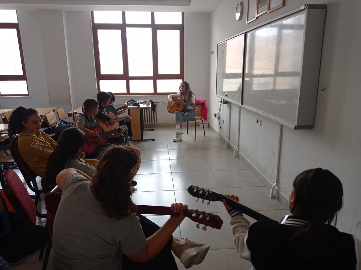 Okulumuzdaki klasik gitar kursu verildi 🥳🥳🥳 <a href="/tcmeb/">Millî Eğitim Bakanlığı</a> <a href="/CizreMem/">Cizre İlçe Millî Eğitim Müdürlüğü</a> <a href="/Hakimcaner2/">Mukadder73</a> <a href="/kadribeylen/">Kadri Beylen</a> <a href="/sahan_ike/">Şahan İKE</a> <a href="/Mirzacazim/">Mirza</a>  <a href="/sirnakmem73/">Şırnak İl Millî Eğitim Müdürlüğü</a>
