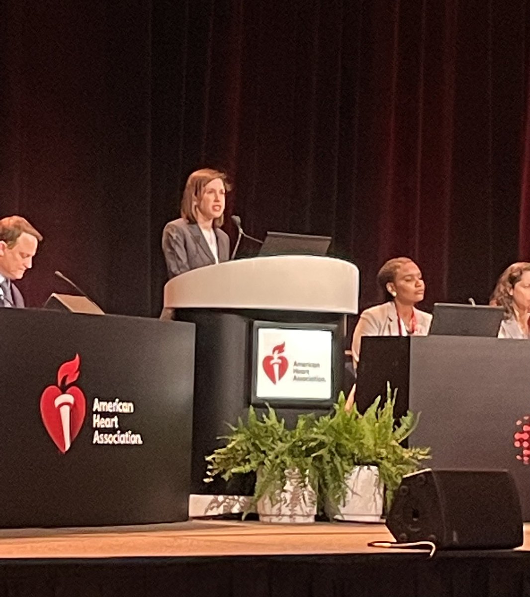 Happening now @SethShayMartin moderating Digital Innovations to Improve CVD Prevention session in Main Event III @ #AHA22 @JRGolbus sharing results of the RCT, Virtual AppLication-supported ENvironment To INcrease Exercise During Cardiac Rehabilitation Study (VALENTINE)