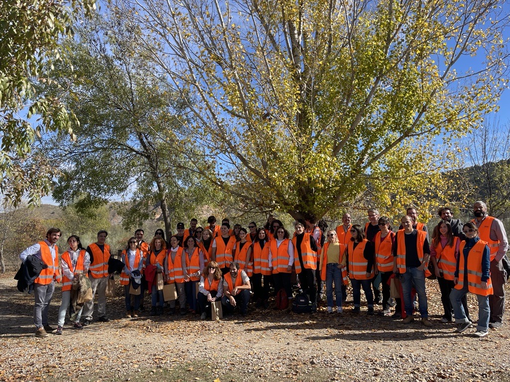 FundacionRepsol's tweet photo. Hoy los empleados de Fundación Repsol hemos tenido la oportunidad de participar en otra jornada de #Voluntariado en Torremocha de Jarama (Madrid), donde hemos colaborado en la reforestación de terrenos del municipio. ¡Muchísimas gracias a todos! #SembrandoFuturoParaTodos https://t.co/uAttl6KseW