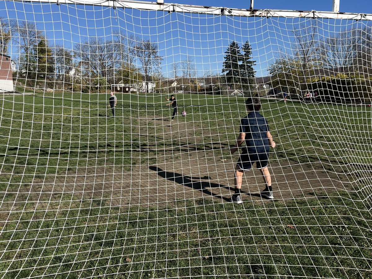 71 degrees on November 7th… I ll take it! Practicing some soccer skills during recess ⚽️