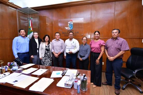observatoriomzt's tweet photo. #AgendaCiudadana 👇
Le presentamos al #Alcalde sustituto de #Mazatlán, #Édgar González Zatarain, nuestra Agenda Ciudadana de #10Compromisos Anticorrupción para implementar en el @AytodeMzt
El #AlcAlde la recibió y, en los proximos días, la firmará si asume el compromiso. 💰🔍 https://t.co/rF6GLCKwW3