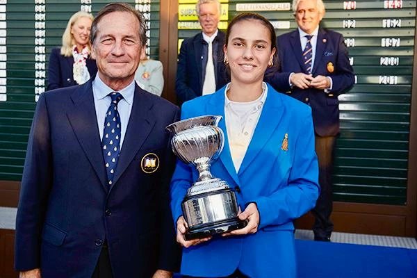 🏆Cayetana Fernández conquistó ayer el Campeonato Absoluto de la Real Sociedad Hípica, logrando un nuevo récord del campo, desde azules, con 68 golpes.

👏Además, el Club rindió homenaje al trío que recientemente ganó el Mundial sub-18 femenino. ¡Enhorabuena! #CanteraFGM