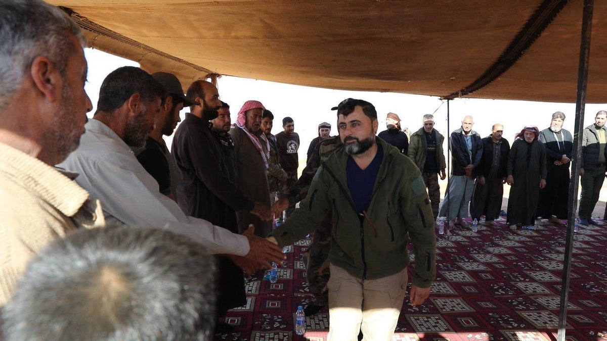 Palmyra51's tweet photo. صور من الأجتماع بين قياديين ما يسمى جيش سوريا الحرة مع أهالي العسكريين لدى الجيش وقياديين سابقين لدى تنظيم داعش وأشخاص متورطين بجرائم حرب ضد المدنيين لا إجل تشكيل أدارة مدنية تابع لهم في #مخيم_الركبان
@SOJTF_LEVANT 
@tcopalmyra 
@ColonelMohamedF 
@UNEnvoySyria https://t.co/hkZSuPJiht