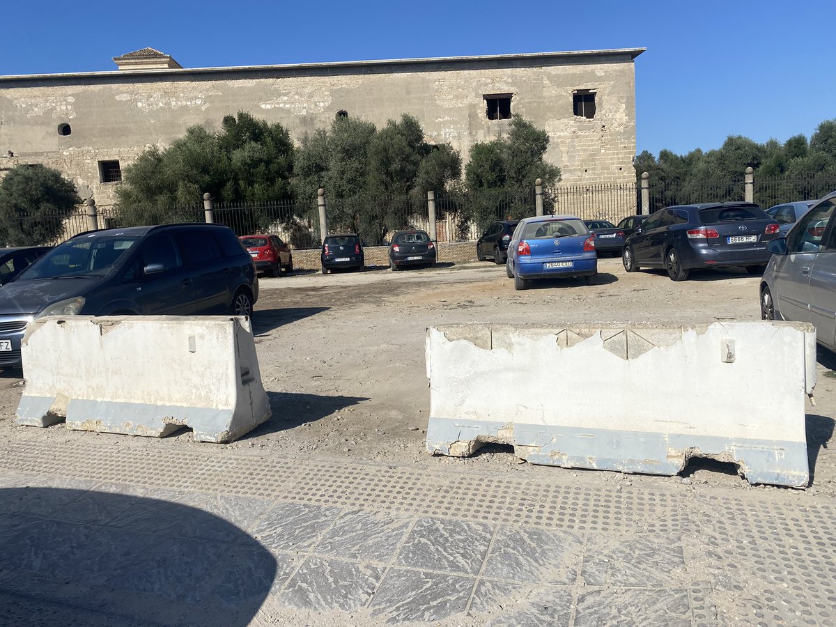 ananoriegaa's tweet photo. @SoniaAguilar05 @GermanBeardo Ni eso, porque hoy cuando he ido a sacar el coche han colocado estos bloques y hay que dar toda la vuelta y entrar por el tejar. El día que llueva me veo llamando a la grúa https://t.co/XlPjMqB9SF