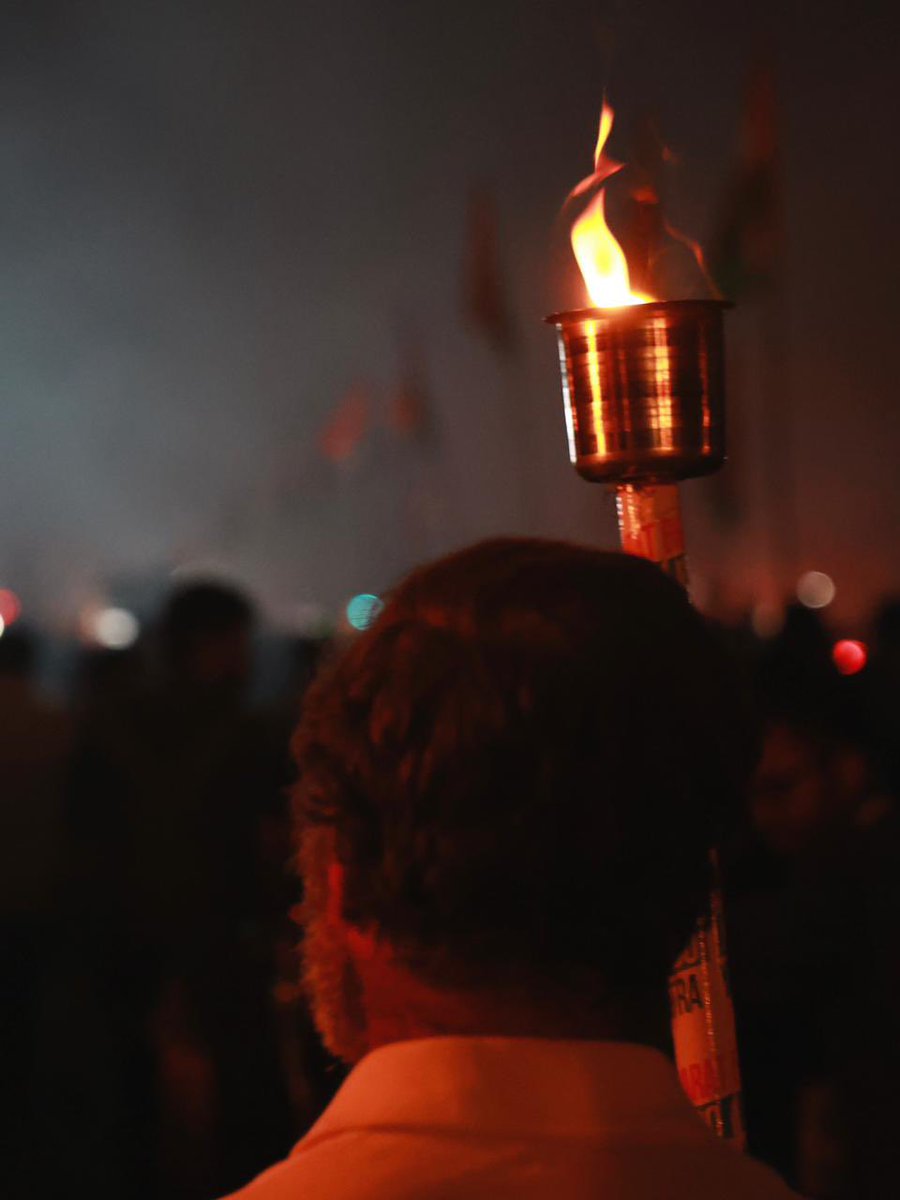 हो गई है पीर पर्वत-सी पिघलनी चाहिए
 इस हिमालय से कोई गंगा निकलनी चाहिए  मेरे सीने में नहीं तो तेरे सीने में सही
 हो कहीं भी आग, लेकिन आग जलनी चाहिए

#BharatJodoYatra