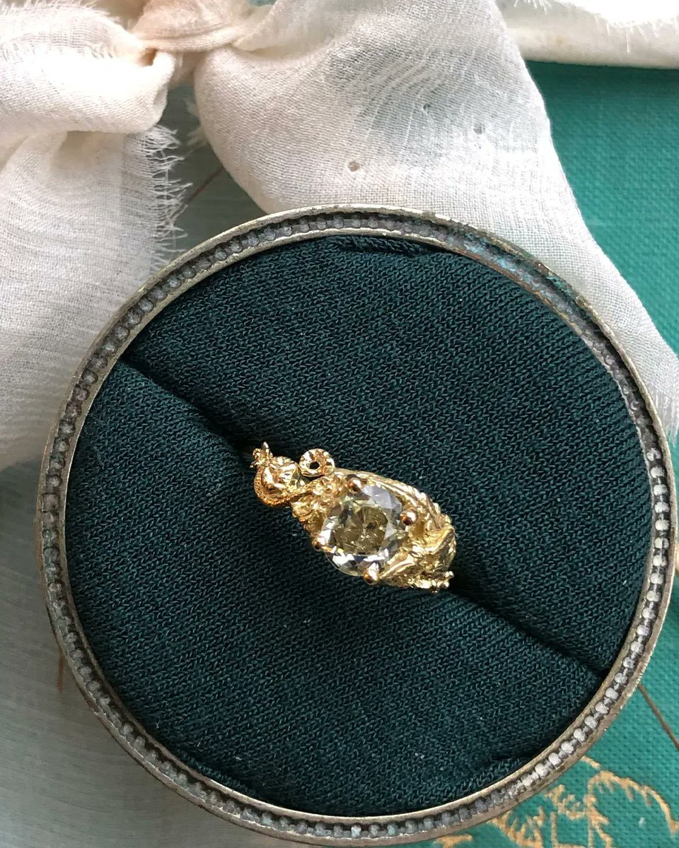 We have a real bespoke beauty this evening. 💍

This unfurling fern 18ct yellow gold ring has the most special, responsibly sourced green sapphire in the centre. It's even surrounded with daintiest of flowers and teeny tiny bees. 🐝

Discover more here: bit.ly/3NLgcCD