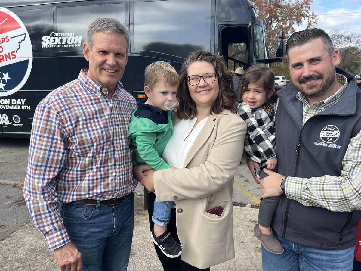 BillLeeTN's tweet photo. Thank you @JohnRoseforTN, @HaileforSenate, and @JohnnyGarrett4 for joining us in Sumner County this morning with William Slater, who is going to be an excellent addition to the legislature when he’s elected tomorrow! #TennesseeWorks https://t.co/PbkIhdu07p