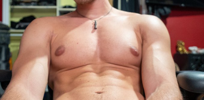 The face vs the titties (real ones will know the full second picture) https://t.co/X2lbMmzPnO