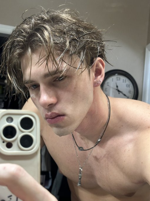 The face vs the titties (real ones will know the full second picture) https://t.co/X2lbMmzPnO