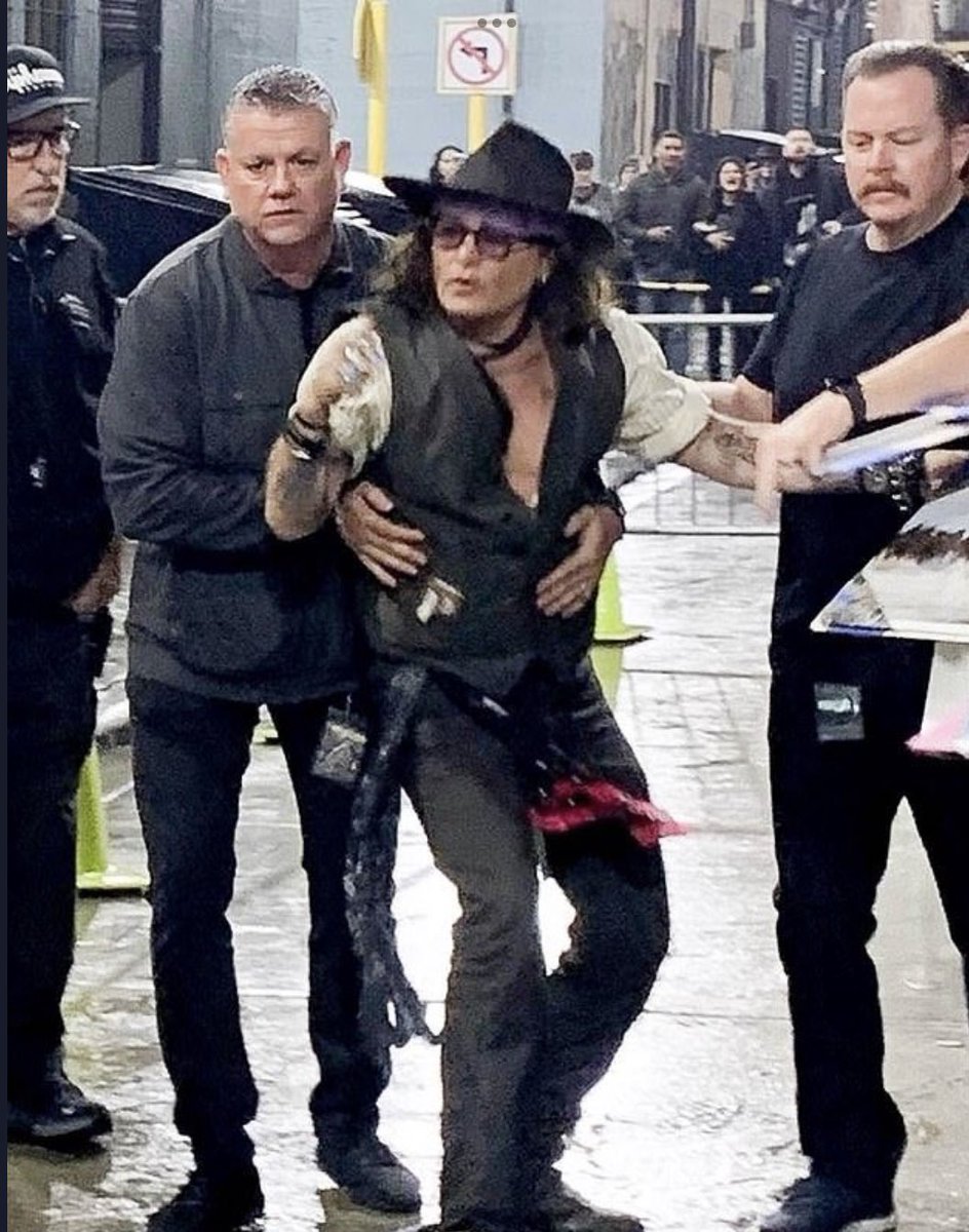 DobszaiEszter's tweet photo. @OliLondonTV Wow,how innocent. And #MarilynManson is a humanitarian and them speaking about raping girls is funny,yeah? Just shut up
#StopSupportingRapists #JohnnyDeppIsARapist #MarilynMansonIsARapist and you are a spineless D🤬🤬 https://t.co/mjjmiX1uEx
