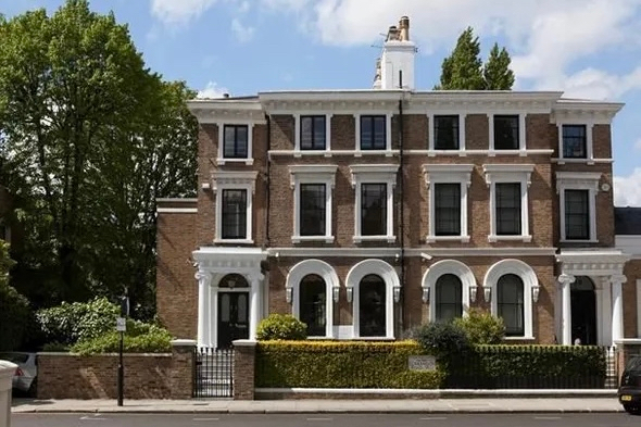 One of our current projects in Notting Hill. Image taken before the works started. Due for our smart home treatment in Q2/3 2023.
.
Fun fact - the house we're working on here was stripped back to such an extent (facade retention), that it qualified as a newly built home. The putt