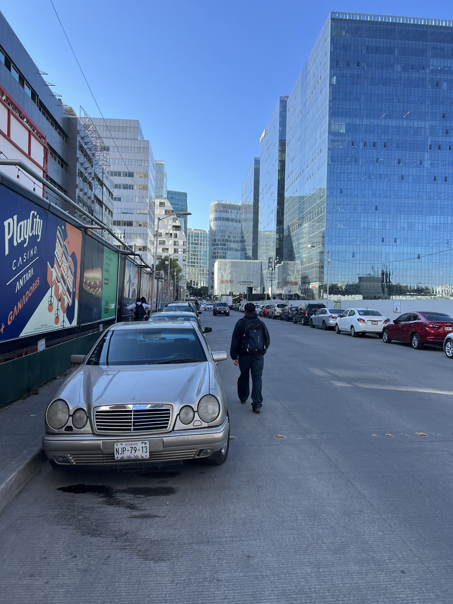 La Avenida Lago Zurich no es para usarlo como estacionamiento. Por favor manden para retirar y/o multar a todos los que están indebidamente estacionados también sobre los pasos peatonales. <a href="/GobCDMX/">Gobierno de la Ciudad de México</a> <a href="/SSPCMexico/">Secretaría de Seguridad y Protección Ciudadana</a> <a href="/AlcaldiaMHmx/">Alcaldía Miguel Hidalgo</a> <a href="/BlindarMH/">Blindar MH</a> <a href="/TransitoCdMx/">Tránsito CdMx</a> <a href="/UCS_GCDMX/">Unidad de Contacto del Secretario SSC CDMX</a> <a href="/mauriciotabe/">Mauricio Tabe Echartea</a>