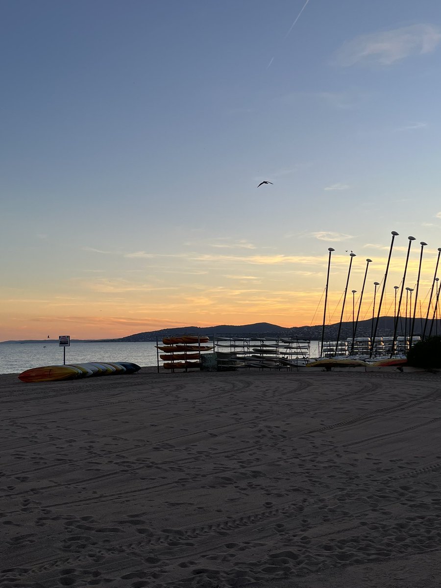 flvbdy's tweet image. y’a quelques années j’étais endormie sur ma table à la fac d’Amiens rêvant de vivre sous le soleil et face à la mer, aujourd’hui je descends de chez moi et je vois ça