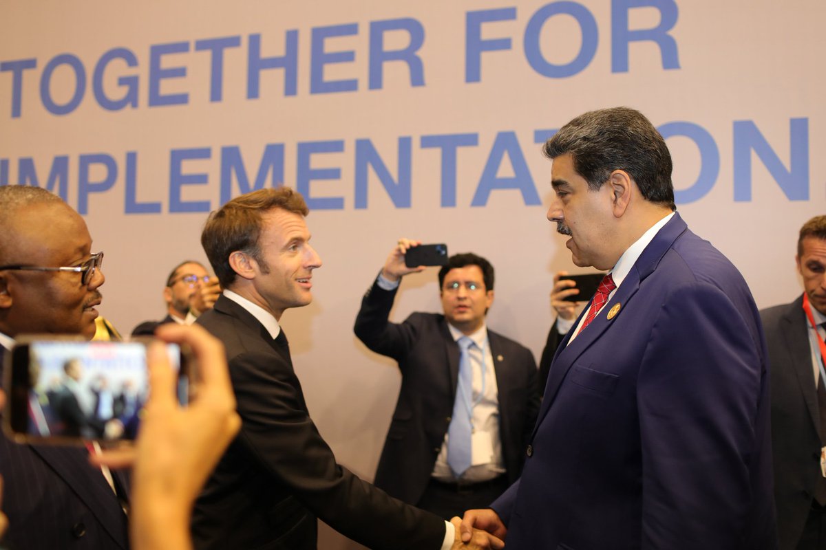 Excelente apretón de manos con el Presidente de Francia Emmanuel Macron, en el marco de la #COP27, que es sin duda un punto de encuentro entre los gobiernos y países del mundo. Las puertas de Venezuela están abiertas para el pueblo francés.