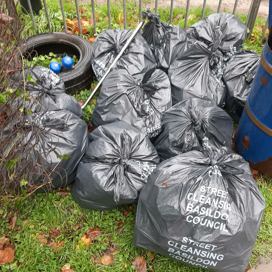 LitterPickFri's tweet photo. We had a rather wet #litterpick yesterday but probably one of my favourites. 10 people collected 11 sacks of #litter at Sun Corner, #Billericay.

A great effort and a huge thank you to Emma Taylor Real Estate for sponsoring the pick
https://t.co/o4lMsJTBtC https://t.co/2CVGvSQKBX